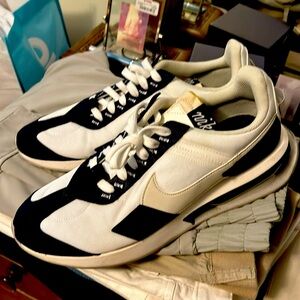 Nike size 12 waffle white/Navy